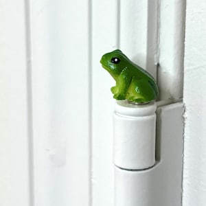 Frog Hinge Topper Figurine Door Charm Magnetic Hinge Head Decoration Gift for Fairycore Dopamine Decor Hide Seek Cottage Surprise Present