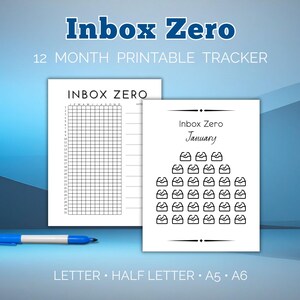 Könnte beinhalten: Zwei weiße, bedruckbare Tracker mit den Worten "Inbox Zero" und "12 MONTH PRINTABLE TRACKER". Ein Tracker hat ein Raster, der andere ein Kalenderlayout für Januar. Ein blauer Stift liegt auf der Oberfläche. Die Größen sind Letter, Half Letter, A5 und A6.
