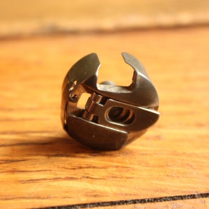 PFAFF Bobbin Case 9076 or 106029 for PFAFF 230, 260, 360, 332, 90, 91, tipmatic, creative and many more