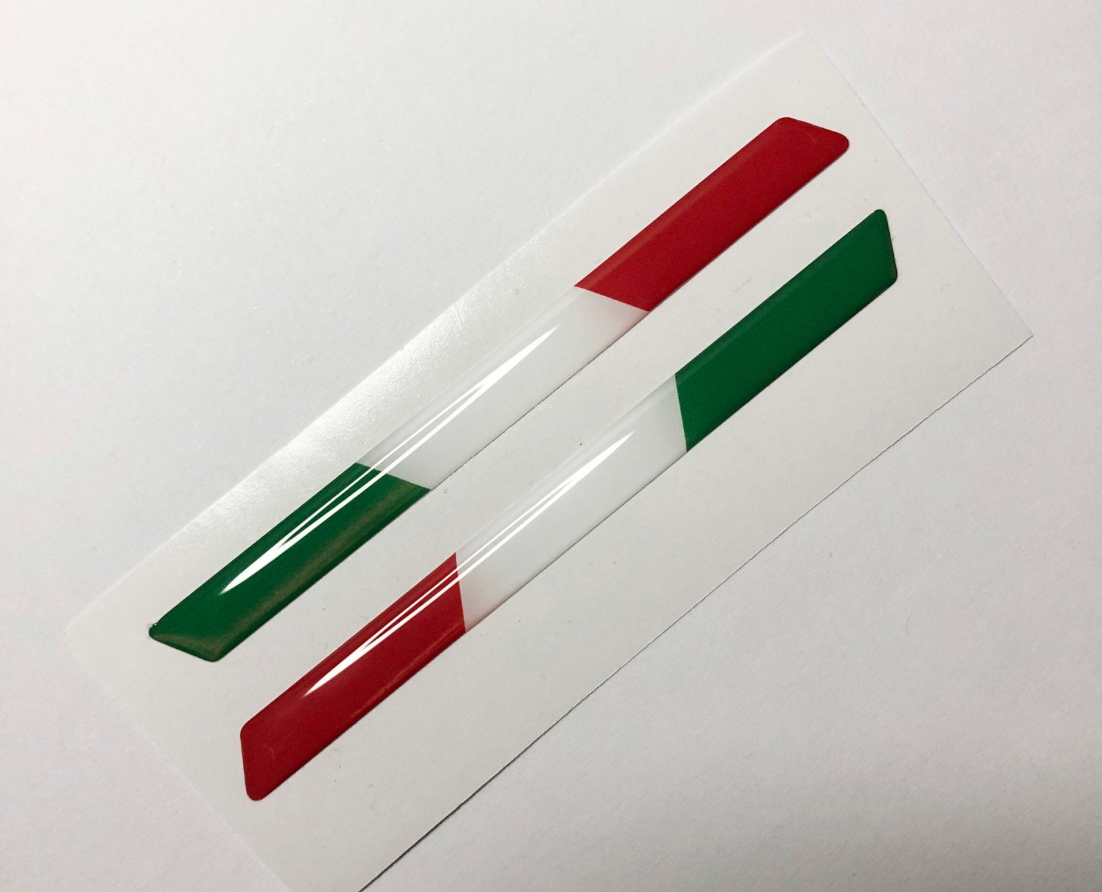 2 adesivi con bandiera italiana 97x8 mm. Decalcomania bandiera, resina 3D,  bombata -  Italia