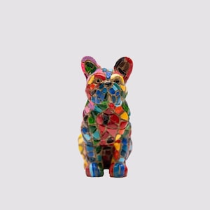 Mosaikfarbene Bulldoggenstatue aus Marmorstaub und Emaille. Es ist die beste Sammlung in Spanien.