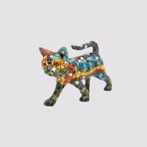 Stehende Statue einer Mosaikkatze in verschiedenen Farben, hergestellt aus Marmorstaub und Emaille. Es ist die beste Sammlung in Spanien.