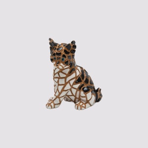 Mosaik-Statue einer schwarz-weißen Katze aus Marmorstaub und Emaille. Es ist die beste Sammlung in Spanien.
