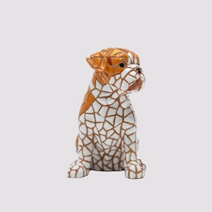 Mosaikstatue einer Bulldogge aus Marmorstaub und Emaille. Es ist die beste Sammlung in Spanien.