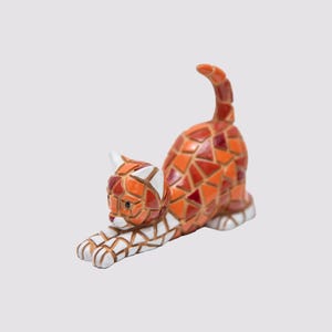 Liegende Katzenstatue aus Mosaik in verschiedenen Farben, hergestellt aus Marmorstaub und Emaille. Es ist die beste Sammlung in Spanien.