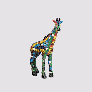 Peut inclure: Une sculpture de girafe en mosaïque colorée. La girafe est composée de carreaux de différentes couleurs, dont le bleu, le jaune, le rouge et le vert. La sculpture a un long cou et des jambes, et la tête est légèrement inclinée sur le côté. Objet décoratif.