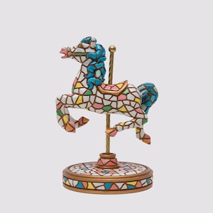 Handgefertigte Mosaik-Karussellstatue in gemischten Farben aus Marmorstaub und Emaille. Es ist die beste Sammlung in Spanien.