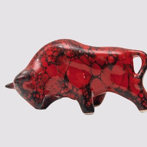 Handgefertigte Porzellan-Bärenfigur mit abstraktem rotem Muster – Moderne dekorative Tierskulptur