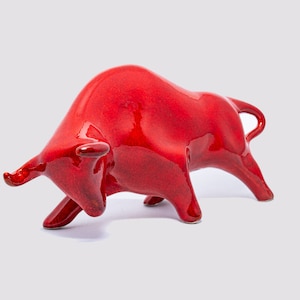 Röd porslinsstaty med tjur tillverkad med porslinsstoft och emalj. Det är den bästa samlingen i Spanien.