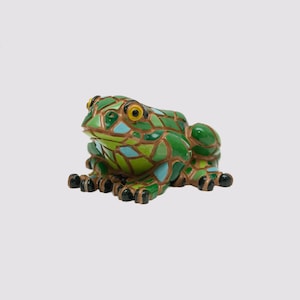Green Frog statue made with marble dust and with enamel. It&#39;s the best collection in Spain.