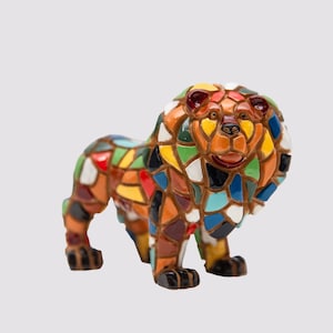 Mosaik-Mix-Farben-Löwenstatue aus Marmorstaub und Emaille. Es ist die beste Sammlung in Spanien.