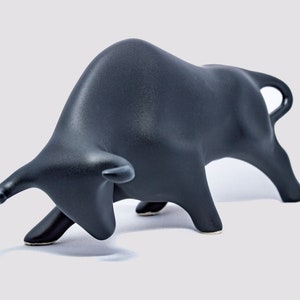 Black Porcelain Matte Bull statue made with porcelain dust and with enamel. It&#39;s the best collection in Spain.