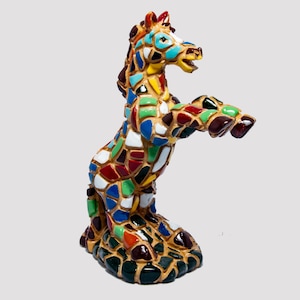 Mosaik-Pferdestatue aus Marmorstaub und Emaille. Es ist die beste Sammlung in Spanien.