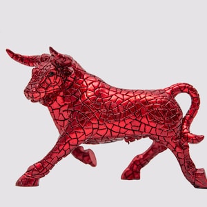 Könnte beinhalten: Rote Stierfigur mit mosaikartiger Textur. Der Stier ist in einer Laufpose dargestellt, mit gebogenen Hörnern und Schwanz. Ein dekoratives Element für die Inneneinrichtung.