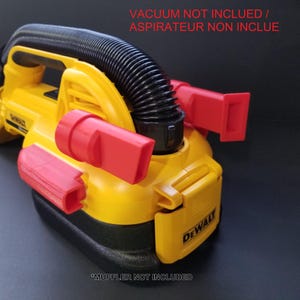 Peut inclure: Aspirateur DeWalt jaune et noir avec des accessoires de buse rouges. L'aspirateur a un tuyau et une poignée noirs. Le texte sur l'image indique "VACUUM NOT INCLUDED / ASPIRATEUR NON INCLUE" et "*MUFFLER NOT INCLUDED".