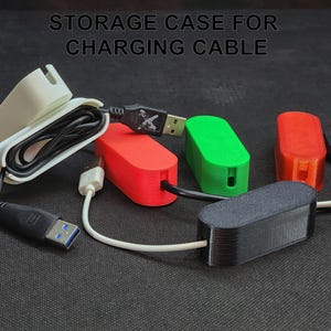 Peut inclure: Cinq organisateurs de câbles imprimés en 3D de différentes couleurs : blanc, rouge, vert, noir. Les organisateurs sont conçus pour contenir et ranger les câbles de charge.