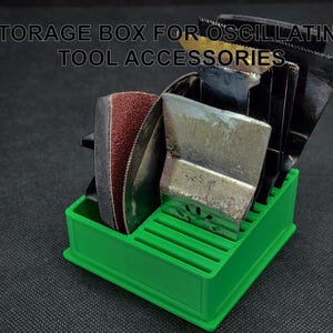 Peut inclure: Boîte de rangement en plastique vert pour accessoires d'outils oscillants. La boîte comporte des fentes pour les lames et un compartiment pour les tampons de ponçage. La boîte est remplie de diverses lames et tampons de ponçage.