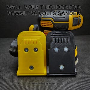 Peut inclure: Un support mural noir et jaune pour une ponceuse DeWalt 20 volts. Le support a deux trous de vis et est en plastique. "OUTIL NON INCLUS" est imprimé au bas du support.