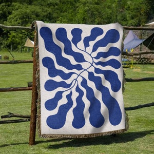 Jeté de plage bleu Matisse Leaf Décoration minimaliste moderne Couverture tissée Funky Tapestry Jeté de couverture de voyage pour pique-nique pour canapé à franges image 1