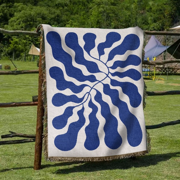 Jeté de plage bleu Matisse Leaf | Décoration minimaliste moderne | Couverture tissée Funky Tapestry | Jeté de couverture de voyage pour pique-nique pour canapé à franges