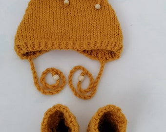 Tricoté à la main bébé 3-6 chapeau jaune