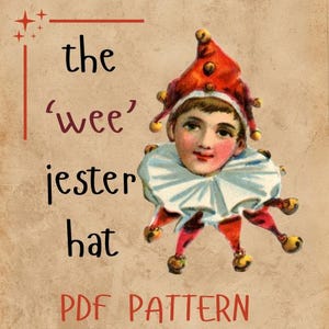 Op de afbeelding: Vintage-stijl illustratie van een narrenkop met een rode en gouden hoed met bellen. De nar heeft een witte gerimpelde kraag en rode en gouden accenten. Tekst luidt "the 'wee' jester hat PDF PATTERN".