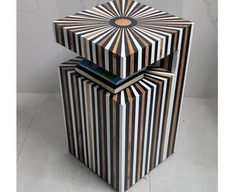 Mesita de noche geométrica de resina e incrustaciones de madera / Mesa auxiliar moderna a rayas / Decoración de lujo para mesita de noche hecha a mano