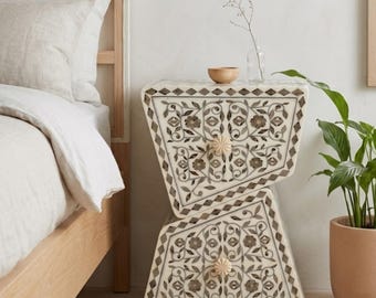 Mesa de cabeceira artesanal em formato de Z | Mesa de cabeceira com detalhes florais em resina e madeira