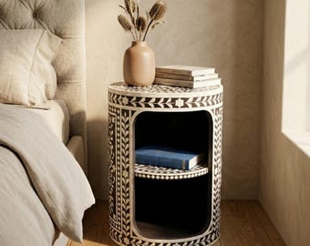Mesa auxiliar artesanal con incrustaciones de hueso y resina / Mesita de noche redonda / Decoración de lujo / Muebles artesanales para el hogar