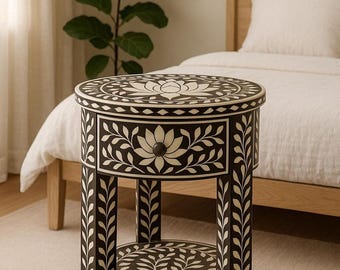 Mesa auxiliar redonda con incrustaciones de hueso hecha a mano: mesita de noche con diseño floral en blanco y negro