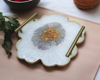 Bandeja de flores de resina epoxi hecha a mano: copos de oro y asas de latón