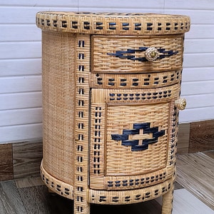 Mesa auxiliar de ratán tejida a mano / Mesita de noche de caña natural / Mesita de noche de mimbre bohemia para una decoración ecológica del hogar