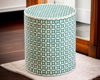 Mesa auxiliar artesanal con incrustaciones de hueso verde: detalle geométrico floral