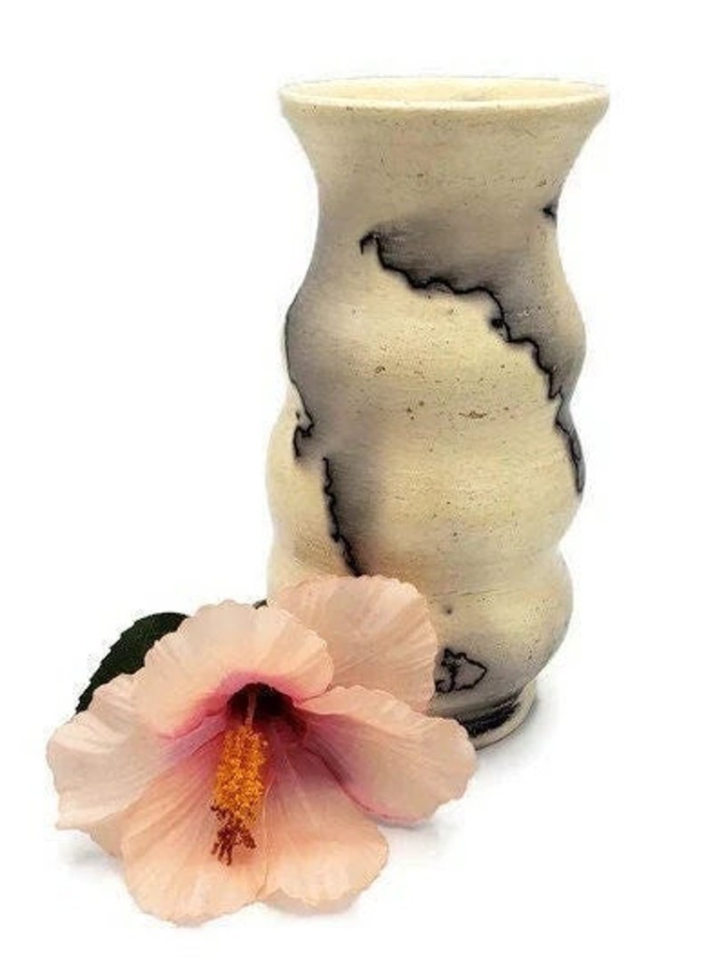 Hellgelbe Raku-Vase schöne dekorative Vase handgefertigt, Töpferware, Raku gebrannt mit Pfauenfedern, Kunstvase mit Glanz Bild 1