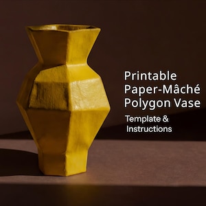 Könnte beinhalten: Eine gelbe Polygonvase aus Pappmaché mit geometrischem Design. Die Vase hat einen breiten Boden und einen schmaleren Hals. Der Text rechts lautet: Printable Paper-Mâché Polygon Vase Template & Instructions.