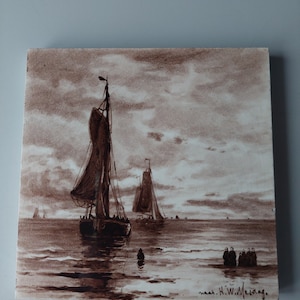 Een Sepia tegeltje van de Porceleyne Fles met schepen