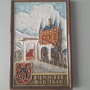 Cloisonne tegel van de Porceleyne Fles van de Zuiderhavenpoort in Zierikzee.