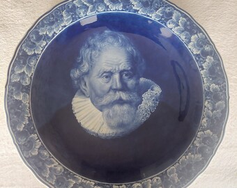 A large Porceleyne Fles wall plate of an old man