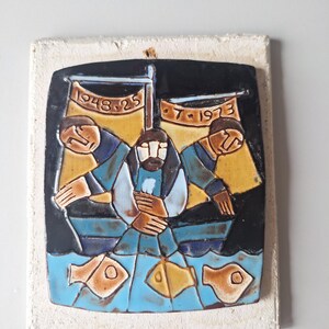En kakelplatta av Henk Potters föreställande en fiskebåt (1973)