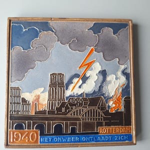 Puede incluir: Un juego de tres tazas de cerámica con un acabado moteado y mate. Las tazas son de color crema, gris claro y gris oscuro. Cada taza tiene un diseño simple y minimalista y un asa redondeada.