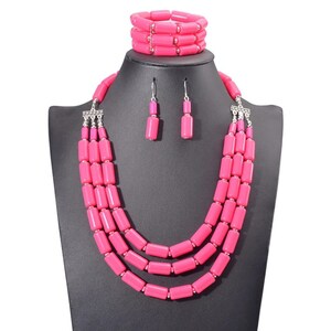 Conjunto de joyería de cuentas de acrílico rosa: collar elegante, aretes colgantes y pulsera acogedora