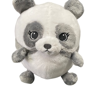 Puede incluir: Un juguete de peluche de panda con pelaje gris y blanco. El panda tiene ojos negros y una nariz negra. El juguete está sentado sobre un fondo blanco.