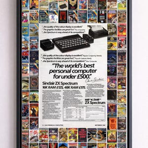Op de afbeelding: Ingelijste vintage advertentie voor de Sinclair ZX Spectrum personal computer, met gamebox art en tekst. De advertentie benadrukt de functies en de prijs van de computer, met de tekst "De beste personal computer ter wereld voor minder dan £500."