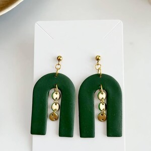 Orecchini pendenti Green Arch, con motivi geometrici e dettagli color oro, gioielli moderni e minimalisti, regalo per lei.