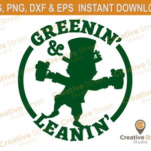 Op de afbeelding: De tekst "Greenin' & Leanin'" in een cirkel met een groen kabouter silhouet dat een bierglas in elke hand vasthoudt.