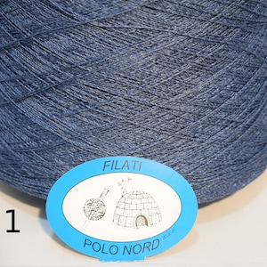 Può includere: Un gomitolo di filo blu con un'etichetta che recita "Filati Polo Nord" e il numero "4121".