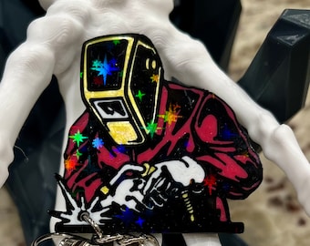 Llavero de soldador MIG impreso en 3D: rosa con detalles en negro y dorado. Regalo personalizado.