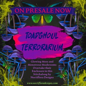 Może przedstawiać: Cyfrowe dzieło sztuki z ciemnym tłem, z tekstem "ON PRESALE NOW" i "TOADGHOUL TERRORARIUM". Obraz zawiera świecące grzyby, motyle i tekst "Glowing Moss and Monstrous Mushrooms Overtake their Enclosure in this Stitchalong by Noctiflora Designs."