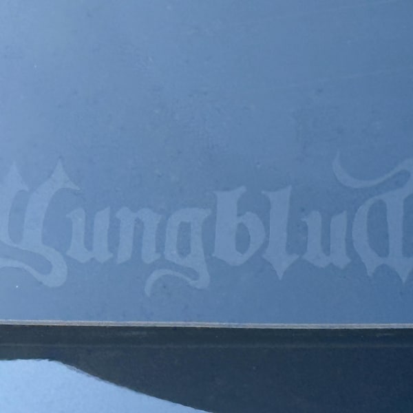 Calcomanía negra mate inspirada en YUNGBLUD