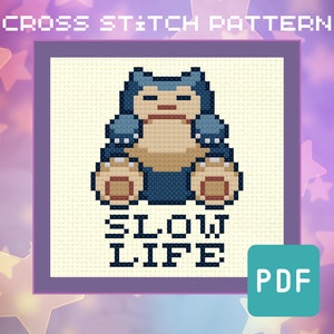 Peut inclure: Modèle de point de croix représentant un personnage de Pokémon Snorlax bleu et marron avec le texte "Slow Life" en blanc. Le modèle est disponible en téléchargement PDF.
